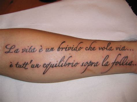 tatuaggi scritta uomo|Tatuaggi con scritte: tante idee su come e。